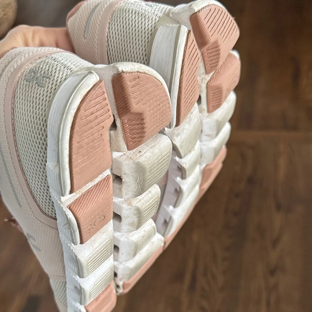 On Running Women's Athletic Shoes - Picture 5 of 8